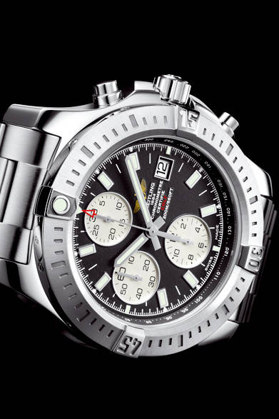 <strong>コルト・クロノグラフ・オートマティック</strong><br><br>ケース｜ステンレススチール<br />直径｜44mm<br />ムーブメント｜自動巻き（Cal.13）<br />機能｜クロノグラフ（30分積算計、12時間積算計）、日付表示<br />ブレスレット｜ステンレススチール<br />防水｜200ｍ防水<br />発売時期｜発売中<br />価格｜59万4000円<br />