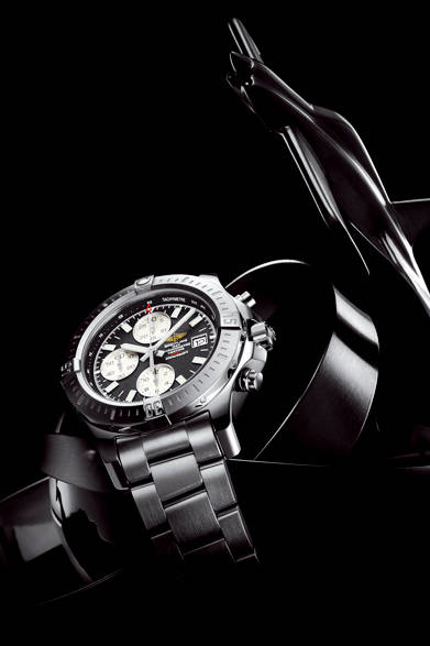 <strong>コルト・クロノグラフ・オートマティック</strong><br><br>ケース｜ステンレススチール<br />直径｜44mm<br />ムーブメント｜自動巻き（Cal.13）<br />機能｜クロノグラフ（30分積算計、12時間積算計）、日付表示<br />ブレスレット｜ステンレススチール<br />防水｜200ｍ<br />発売時期｜発売中<br />価格｜59万4000円<br />