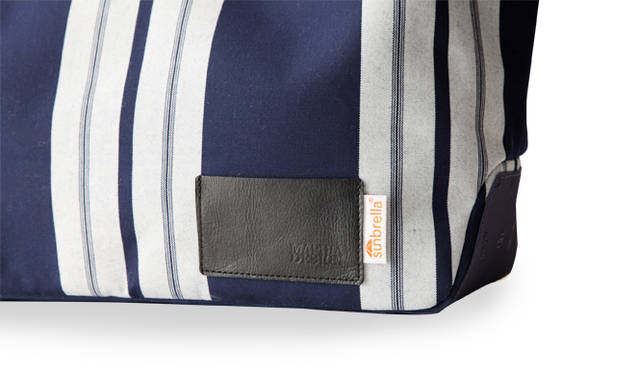 バッグについたマフィアデザインとサンブレラのタグ