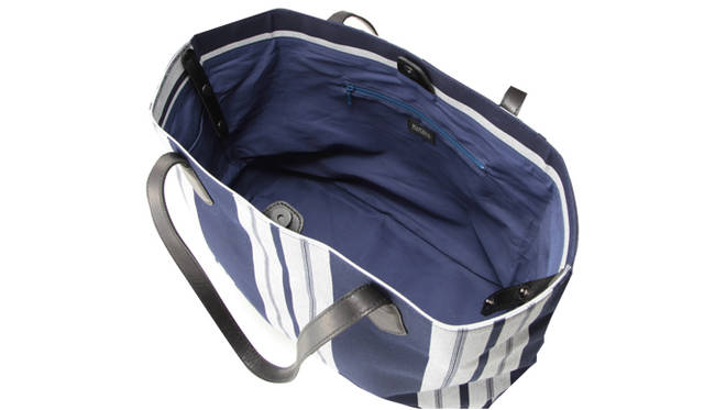 バッグには、貴重品などを入れることができる内ポケットがついている