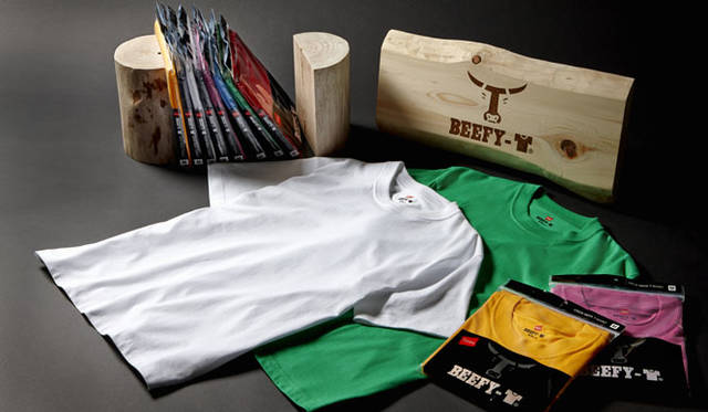 <strong>Hanes｜ヘインズ</strong><br />「BEEFY T-SHIRT」　本を陳列するかのように、立てかけられるパッケージに注目