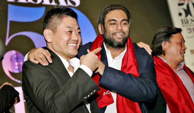 1位のガガン・アナンドと2位の成澤由浩