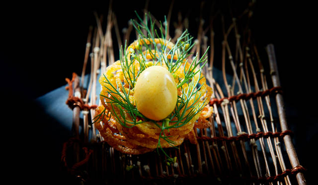 「ガガン（Gaggan）」の料理をひと言で表すなら、インドのストリート・フードにインスパイアされた、ユニークかつ斬新なガストロノミー料理