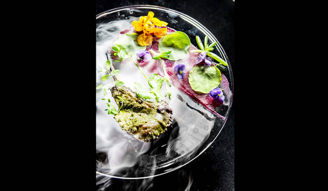 最先端の調理法でインド料理を刷新することを見据え、2010年に自らの名を冠したレストランをバンコクにオープンした