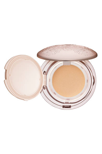 <strong>ポール ＆ ジョー エクラタン　ジェル　ファンデーション</strong><br>6264円（リフィル　4320円、スポンジ付き専用ケース 1944円）<br>全5色　SPF25・PA++