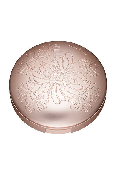 <strong>ポール ＆ ジョー エクラタン　ジェル　ファンデーション</strong><br>6264円（リフィル　4320円、スポンジ付き専用ケース 1944円）<br>全5色　SPF25・PA++