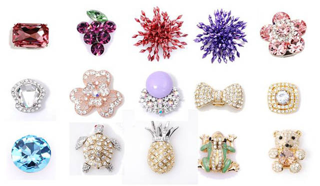 <strong>POPITS｜ポピッツ</strong><br />200種類以上の取り替えチャームでサンダルをカスタマイズ