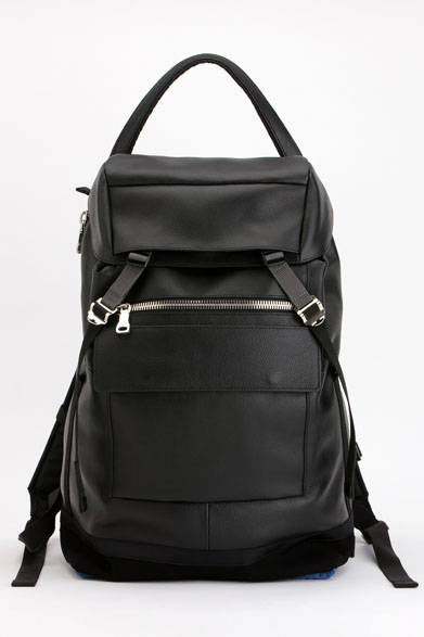 <strong>ithelicy｜イザリシー</strong><br />本体にイタリアのシュリンクレザーを使用。保護のため底面にウルトラスエード（人工皮革）を使用し、底部分のパッドが荷物を入れたときに自然なラインを保つ。肩からかけられるように長めのハンドルがついている。「ALICK」（W280 × H470 × D200mm）8万8560円