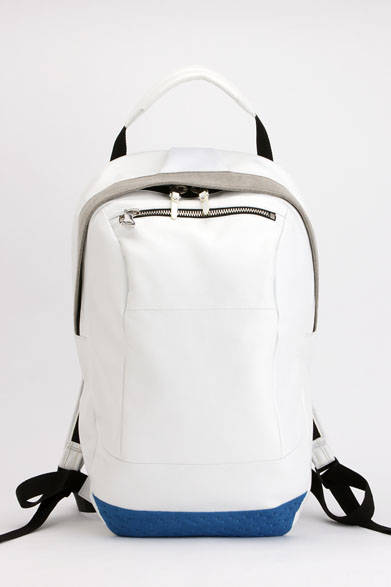 <strong>ithelicy｜イザリシー</strong><br />立体フォルムが特徴的なデイパック。部分にウルトラスエード、Wラッセルを使用。太めのハンドルは肩からかけられるよう長さの調整が可能。バッグ内部に装備されたファスナーポケットにiPodなどのプレイヤーを入れ、上部のナイロンの下からイヤホンのコードを出すことができる。「ELLIP」（W190 × H500 × D200mm）6万4800円