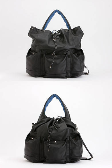 <strong>ithelicy｜イザリシー</strong><br />ミリタリーテイストをスポーティにこなした巾着型のワンハンドルのビッグトートバッグ。太めのハンドル、マチのあるポケットも特徴。取り外し可能なショルダー付き。「MARVEL」（W370 × H480 × D140mm）7万5600円