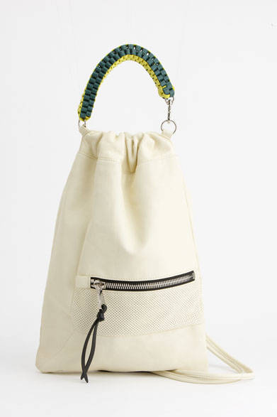 <strong>ithelicy｜イザリシー</strong><br />取り外しができるカラフルなレザーのハンドルが特徴的なショルダーバッグ。ハンドルを付けてトートバッグとして、背中のストラップを使いショルダーバッグやリュックとしても機能する。「LOTUS」（W290 × H430mm）4万2120円