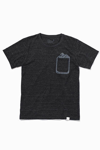 Black Mountaineering by White Mountaineering<br />MOUNTAIN POCKET TEE<br />価格｜9720円