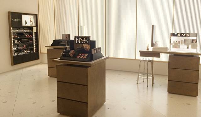 NARSやTHREEのコーナーも