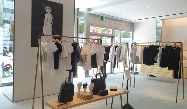 オープニングイベントの「BLACK & WHITE」