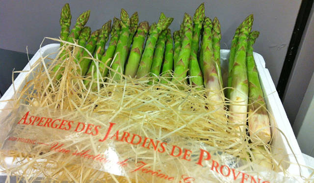 <strong>ベージュ アラン・デュカス 東京</strong><br />「コレクション・ベージュ」第1回「春のコレクション」　南仏プロヴァンス、ヴォークルーズ県のジェローム・ガリス氏が育てる「アスパラガス」