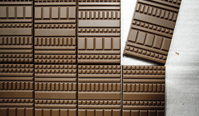 <strong>ベージュ アラン・デュカス 東京</strong><br />「コレクション・ベージュ」第1回「春のコレクション」　カカオ豆の選別から、焙煎、精錬、製品までのすべてを一手におこなうパリのアトリエ「ル・ショコラ アラン・デュカス マニュファクチュール・ア・パリ」から、トリニタリオ種カカオを使った「ペルー75％」をセレクト