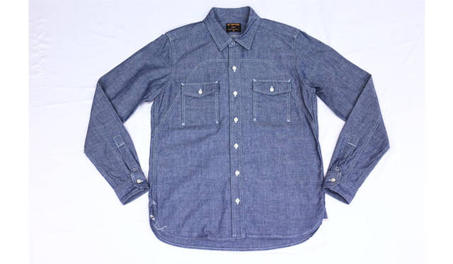 <strong>THE COMMON TEMPO｜ザ コモン テンポ</strong><br />「METAPHORE（メタファー）」のザ コモン テンポ別注のシャンブレーシャツ（ルクアイーレ店先行販売・限定20枚）1万9440円