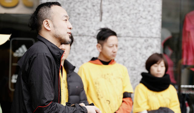 チャリティ・プロジェクト「Run for Children Tohoku」の発起人である、ＤＪの松浦俊夫さん。開会式でイベントの参加者らに自身の東北への思いを伝える