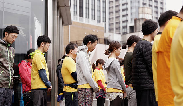 参加者全員で被災地への黙とうを捧げた
