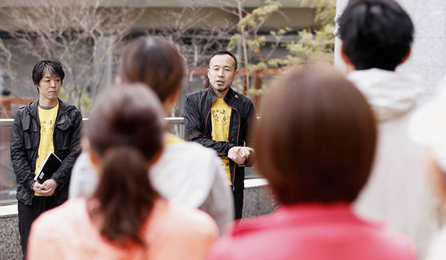 チャリティ・ラン イベントの開会式で、「ハタチ基金」シンポジウムに参加して受け取った思いを、参加者へ伝える松浦さん