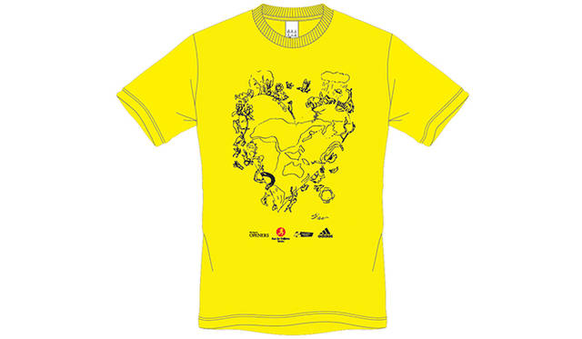 今回、チャリティ・ランイベントのために制作したTシャツをデザインしたのは、秋田県川辺町に住む遠山桂太郎さんのご家族。遠山さんは宮城県で生まれ、東京で活動していたフォトグラファー。2014年、東北と東京との関係性を見つめ直すために、アーティストの誘致をおこなっている秋田県川辺町に居を移した。父として、未来を生きる子どもたちのことを考えたとき、なにかできることがあるはず。遠山さんは長男の大河くんに東北への思いをイラストとして描いてもらい、被災地への思いとともに、Tシャツへと落とし込んだ