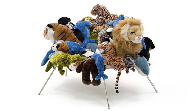 <strong>SEIBU｜西武渋谷店</strong><br />ヴィトラ・デザイン・ミュージアム世界巡回展「Antibodies:抗体展 The Works of Fernando and Humberto Campana（1989～2009）」<br />さまざまなぬいぐるみを縫い付けて制作された椅子。日常の身近にあるものをテーマにデザインされる。ハンドメイド作品「Banquete chair（バンケット・チェア）」 © Estudio Campana, Photo:Fernando Laszlo