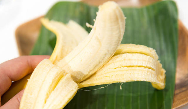 <strong>unifrutti｜ユニフルーティー</strong><br />「地球育ち しあわせバナナ®」<br />バナナが育つ限界の高度1000メートル以上で甘く太く育ったバナナは、日本で専用の追熟加工を職人の手によりほどこすことで、中心部までしっかりと糖化させることを実現。