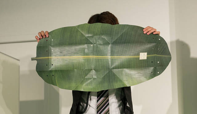 <strong>unifrutti｜ユニフルーティー</strong><br />「地球育ち しあわせバナナ®」<br />パッケージを広げるとバナナの葉になり、「地球育ち しあわせバナナ®」の説明が読める。