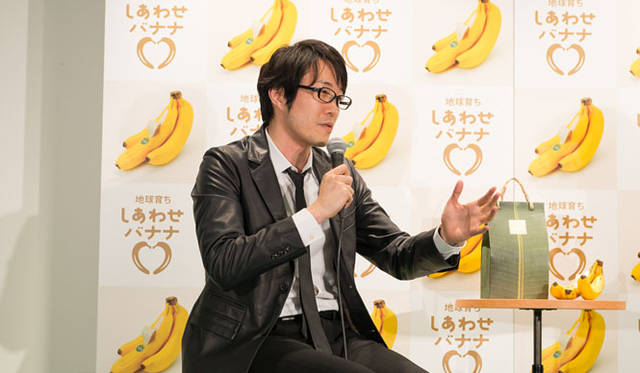 <strong>unifrutti｜ユニフルーティー</strong><br />「地球育ち しあわせバナナ®」<br />パッケージデザインを担当したnendo佐藤オオキ氏