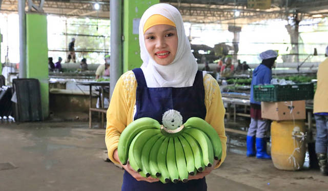 <strong>unifrutti｜ユニフルーティー</strong><br />「地球育ち しあわせバナナ®」<br />「地球育ち しあわせバナナ®」は、知識と経験豊かな熟練のバナナ追熟加工職人により、豊富に蓄積されたデンプン質を上手に糖化。追熟加工期間は通常5日間だが、「地球育ち しあわせバナナ®」は芯までしっかりと糖化させるために7日間をかける。この追熟加工により香り高いアロマも引き出す。