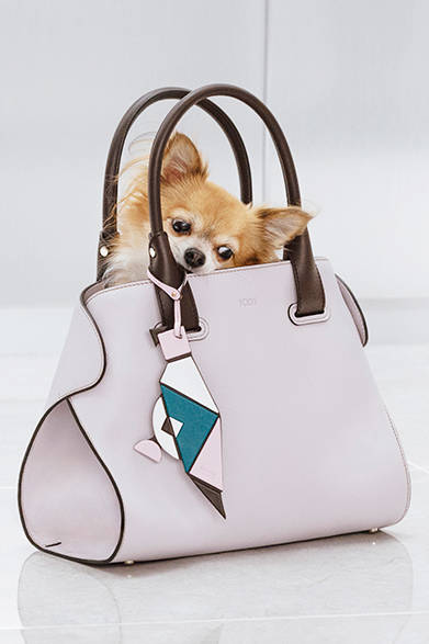 トッズ･ケープ･バッグ［W33×H24.5×D16］20万6280円、チャーム２万9160円