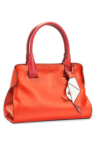 トッズ･ケープ･バッグ［W27×H21×D13 ］16万8480円、チャーム２万9160円