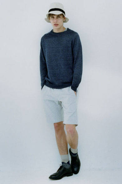 <strong>MARGARET HOWELL｜マーガレット・ハウエル</strong><br />ニット2万7000円、Tシャツ1万800円、ハット1万4040円、ソックス3780円、シューズ8万9640円（すべてマーガレット・ハウエル）、ショーツ1万9440円（MHL.）