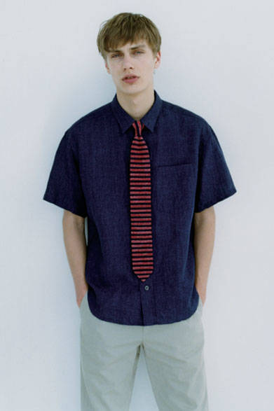 <strong>MARGARET HOWELL｜マーガレット・ハウエル</strong><br />シャツ2万9160円、トラウザーズ2万4840円、ネクタイ1万6200円（すべてマーガレット・ハウエル）