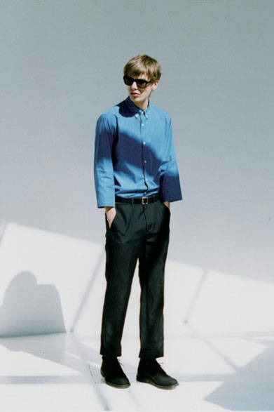 <strong>MARGARET HOWELL｜マーガレット・ハウエル</strong><br />シャツ2万5920円、トラウザーズ3万240円、サングラス7万3440円（店舗限定）、ベルト1万5120円、ソックス3240円、シューズ8万5320円（すべてマーガレット・ハウエル）