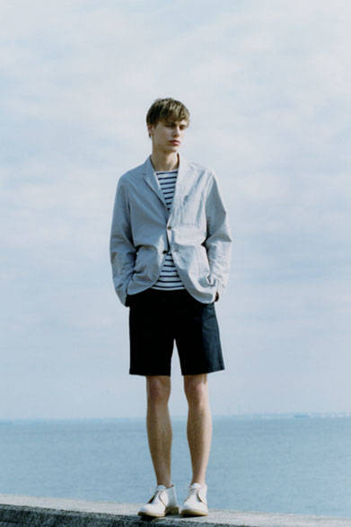 <strong>MARGARET HOWELL｜マーガレット・ハウエル</strong><br />ジャケット4万6440円、ショーツ2万4840円、シューズ8万5320円（すべてマーガレット・ハウエル）、カットソー1万2960円（MHL.）