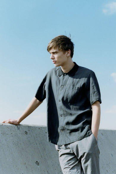 <strong>MARGARET HOWELL｜マーガレット・ハウエル</strong><br />シャツ3万1320円、トラウザーズ3万1320円（ともにマーガレット・ハウエル）