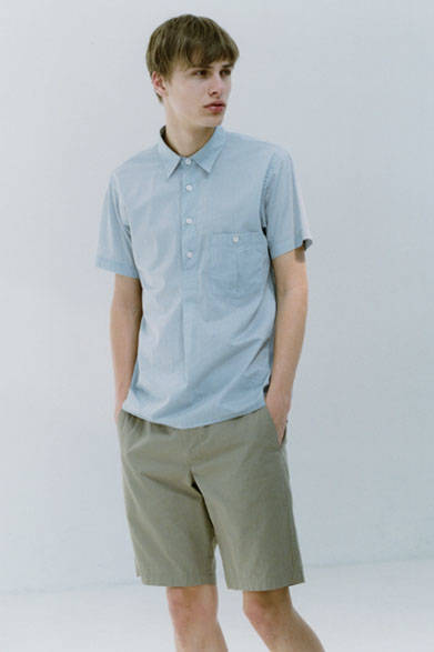 <strong>MARGARET HOWELL｜マーガレット・ハウエル</strong><br />シャツ2万7000円、ショーツ2万4840円（ともにマーガレット・ハウエル）