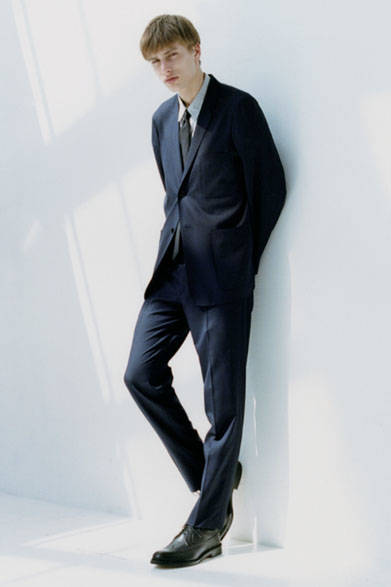 <strong>MARGARET HOWELL｜マーガレット・ハウエル</strong><br />ジャケット6万8040円、シャツ2万7000円、トラウザーズ3万8880円、ネクタイ1万6200円、シューズ8万9640円（すべてマーガレット・ハウエル）