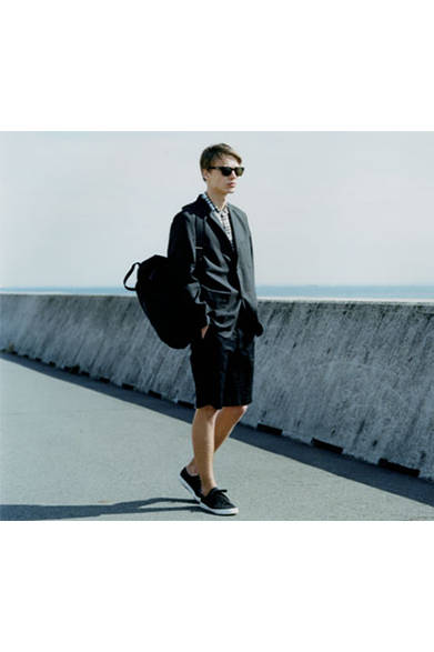 <strong>MARGARET HOWELL｜マーガレット・ハウエル</strong><br />ジャケット6万8040円、シャツ2万9160円、ショーツ2万7000円、バッグ2万8080円、サングラス7万3440円（店舗限定）、スニーカー2万2680円（すべてマーガレット・ハウエル）