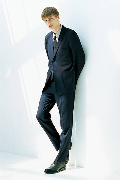 ジャケット6万8040円、シャツ2万7000円、トラウザーズ3万8880円、ネクタイ1万6200円、シューズ8万9640円（すべてマーガレット・ハウエル）