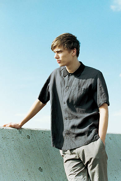 シャツ3万1320円、トラウザーズ3万1320円（ともにマーガレット・ハウエル）