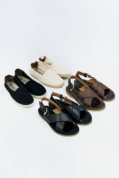 レザーサンダル各2万7000円（マーガレット・ハウエル）、エスパドリーユ各1万5120円（MHL.）