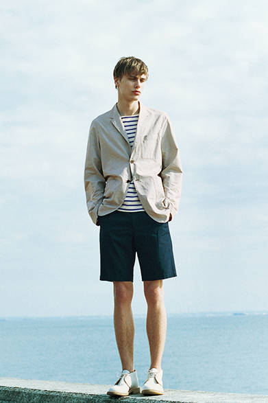 ジャケット4万6440円、ショーツ2万4840円、シューズ8万5320円（すべてマーガレット・ハウエル）、カットソー1万2960円（MHL.）