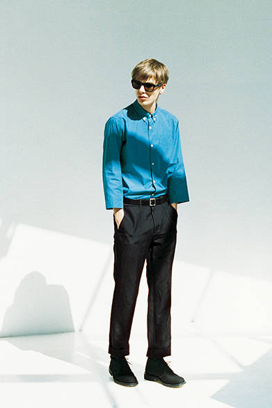 シャツ2万5920円、トラウザーズ3万240円、サングラス7万3440円（店舗限定）、ベルト1万5120円、ソックス3240円、シューズ8万5320円（すべてマーガレット・ハウエル）