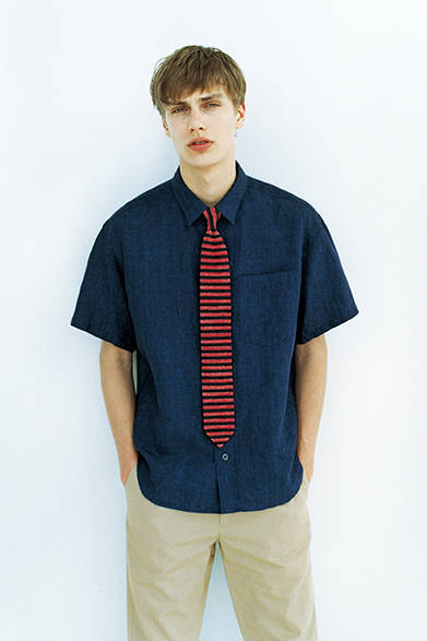 シャツ2万9160円、トラウザーズ2万4840円、ネクタイ1万6200円（すべてマーガレット・ハウエル）