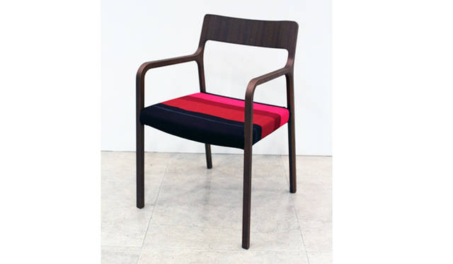 藤森泰司氏がデザインしたチェア「RINN（リン）」のシートカバーに「DANCE（ダンス）」を組み合わせたもの