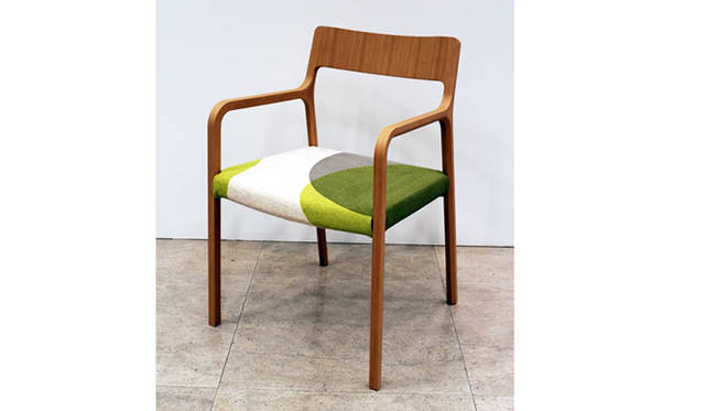 藤森泰司氏がデザインしたチェア「RINN（リン）」のシートカバーに「BALOON（バルーン）」を組み合わせたもの