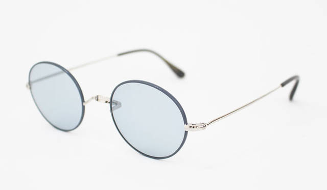 <strong>Continuer｜コンティニュエ</strong><br />Oliver Goldsmith for Continuer「Oliver Oban」（Silver Grey）3万1320円　※カラーレンズは別途1組3240円～