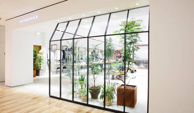 メンズコーナーに通じるエントランス。